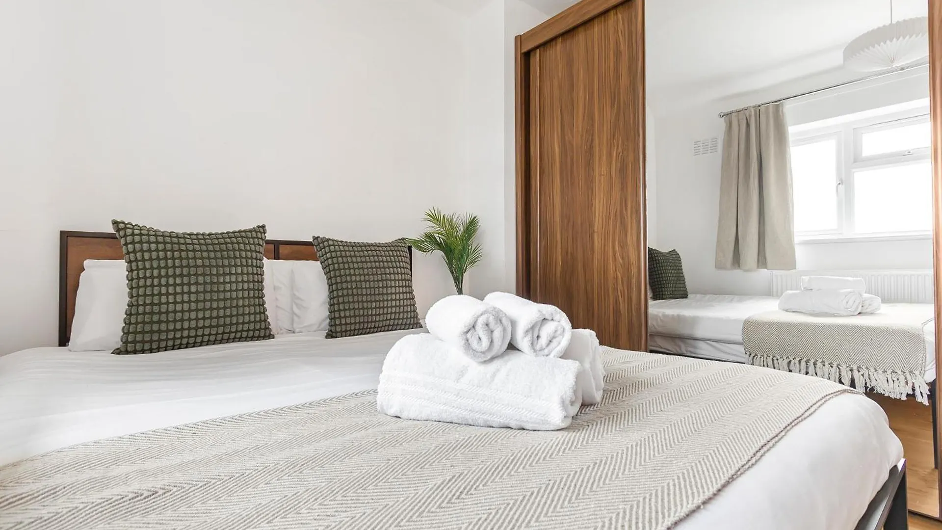 Heathrow 3Bdr Home With Free Parking Cranford Holiday home